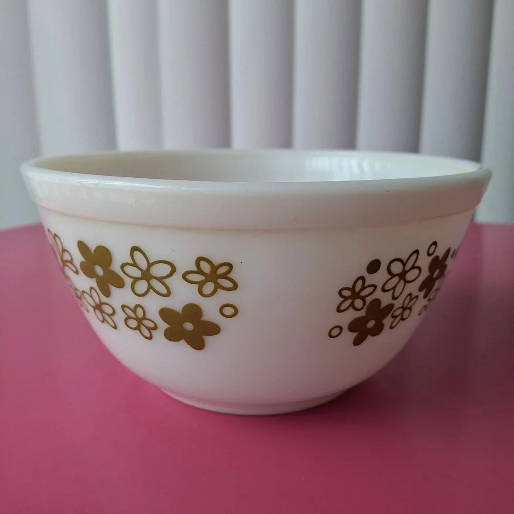 Vintage Pyrex Spring Blossom Green Milk Glass 1 1/2 QT Bowl 402 Crazy Daisy
